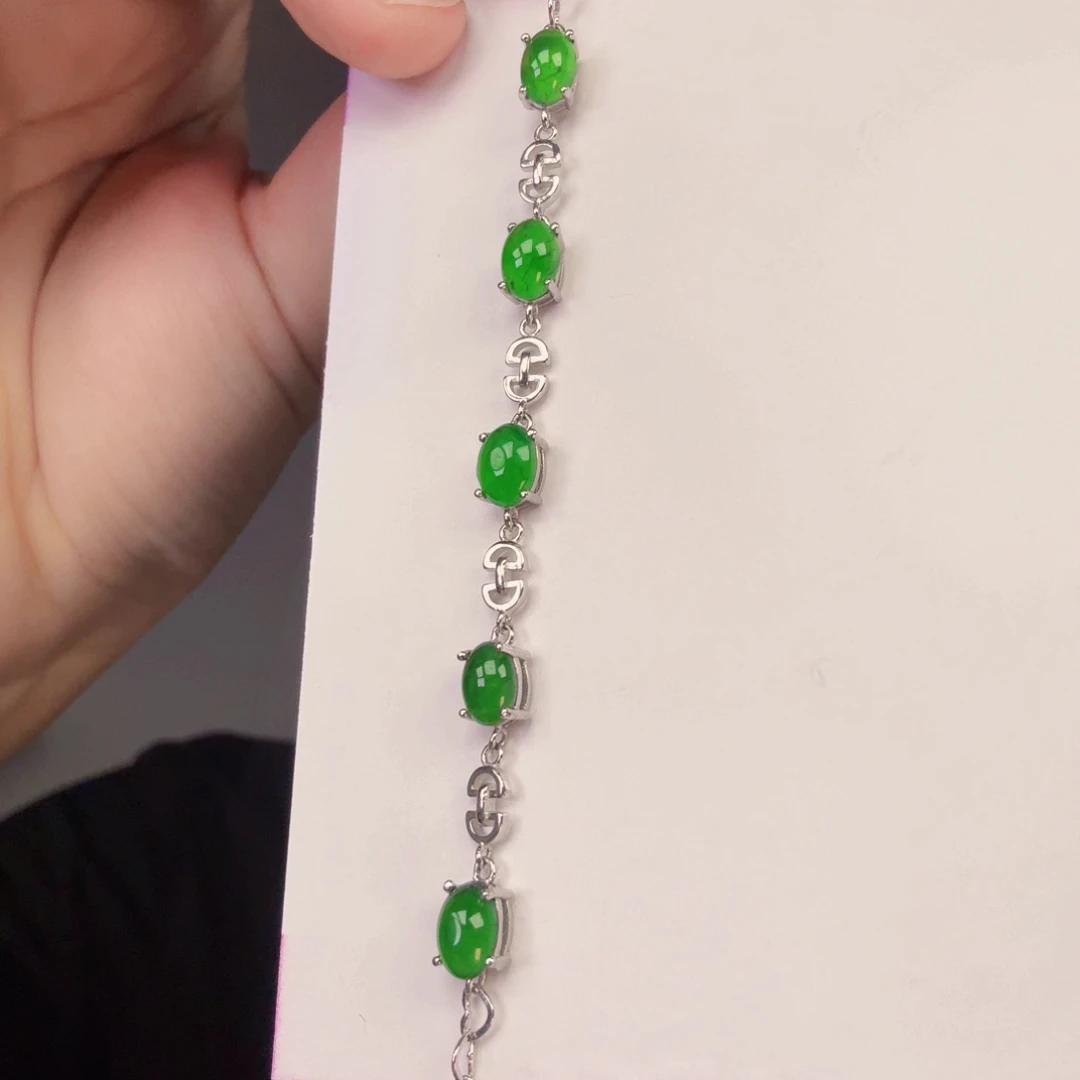 翡翠未镶嵌颈饰一件