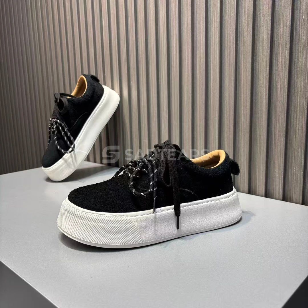 男士英伦风轻奢潮牌反绒皮板鞋街头个性时尚百搭厚底增高休闲鞋男