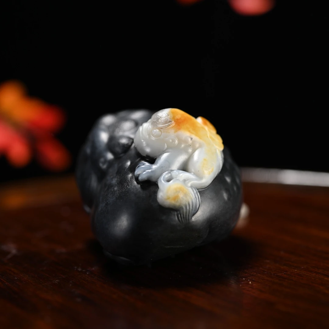 Lot8815 2512040060和田玉三足金蟾摆件（籽）/保利