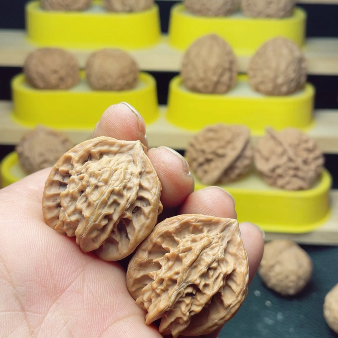 文玩核桃把件蒜*.三棱