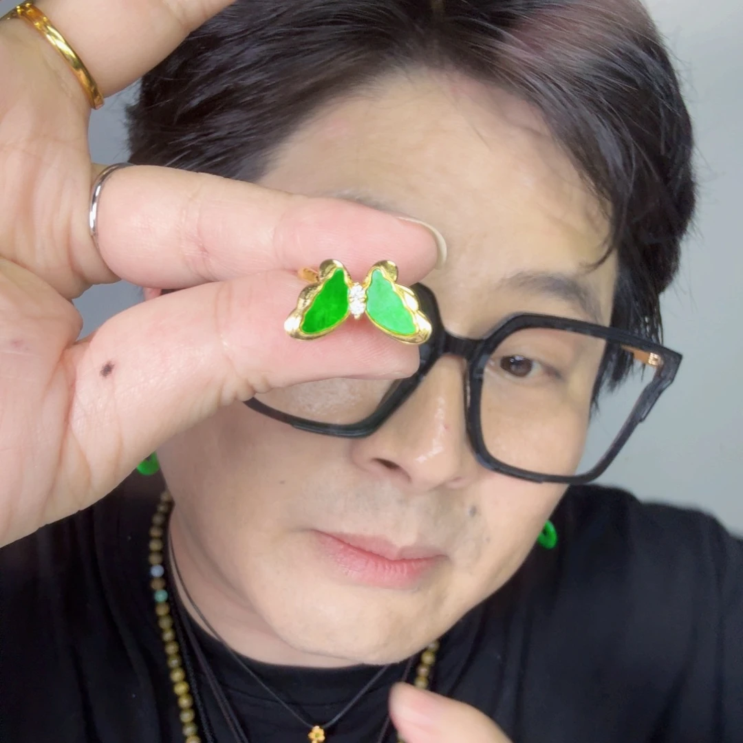 翡翠未镶嵌颈饰一件