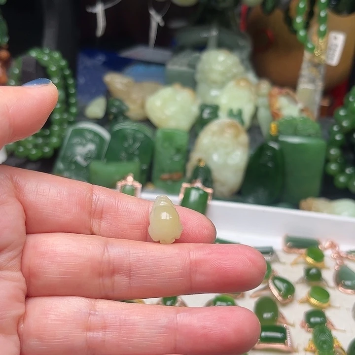 7***2和田玉未镶嵌颈饰