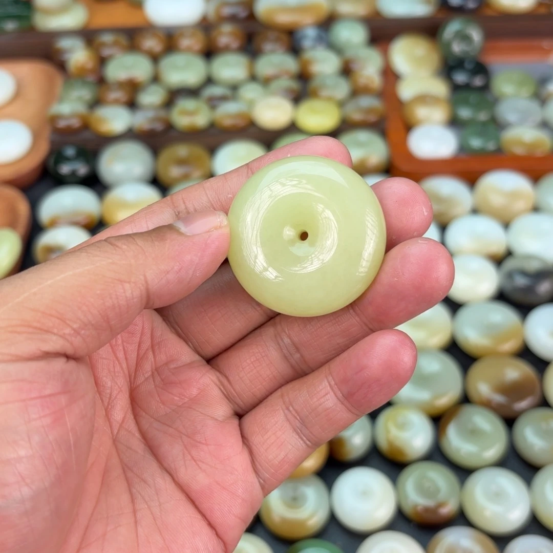 格***朵和田玉（糖玉）未镶嵌颈饰