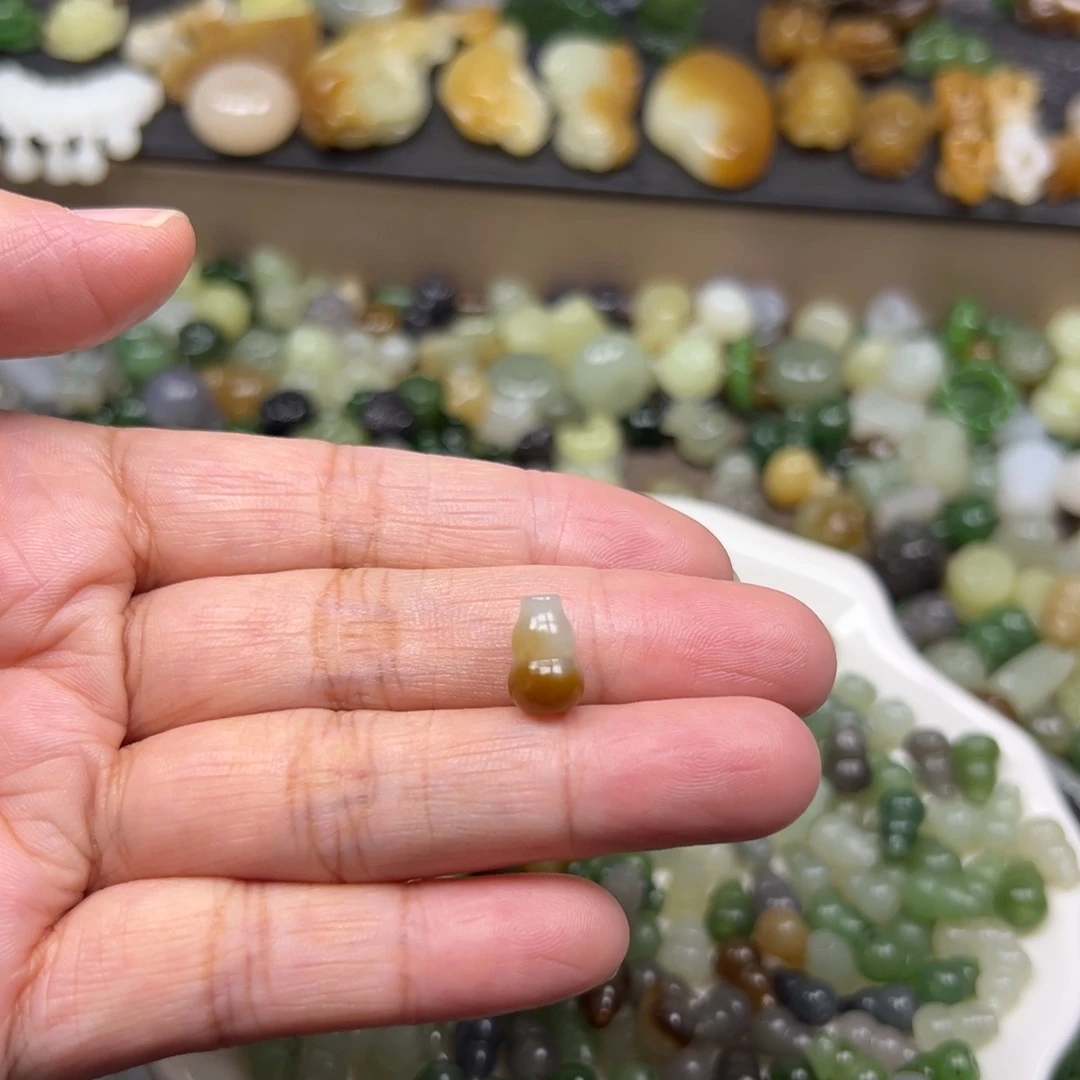 *****和田玉未镶嵌颈饰葫芦