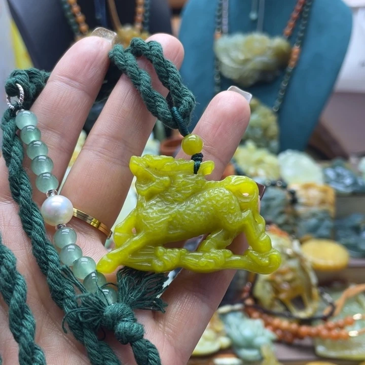 蛇纹石玉未镶嵌颈饰