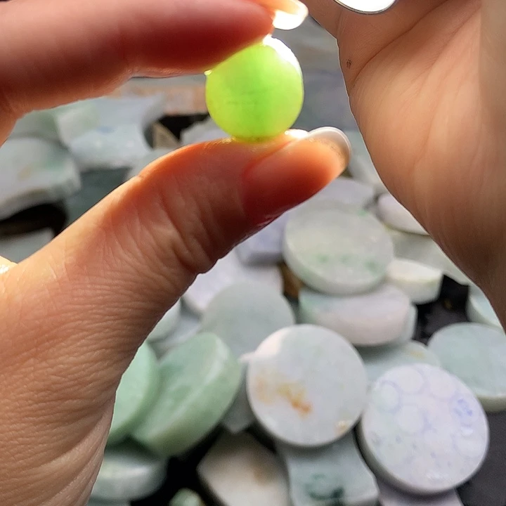 翡翠未镶嵌颈饰毛料