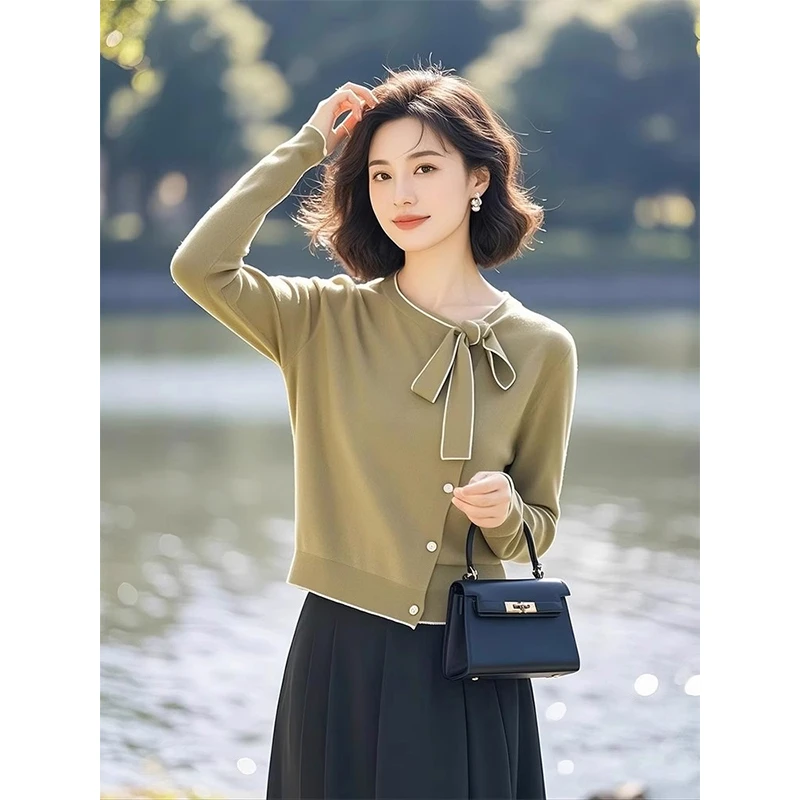 2025新款开春韩系穿搭独特超好看单穿气质设计感绿色百搭针织上衣