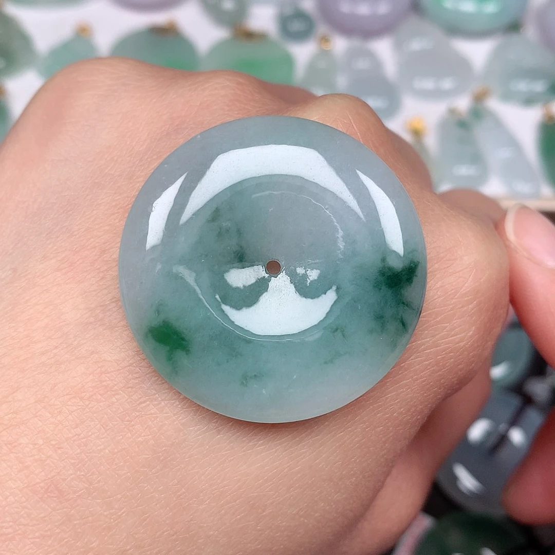 翡翠颈饰未镶嵌平安扣