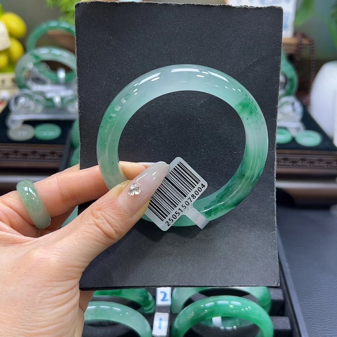 荣***荣石英质玉（非洲翠）未镶嵌手镯