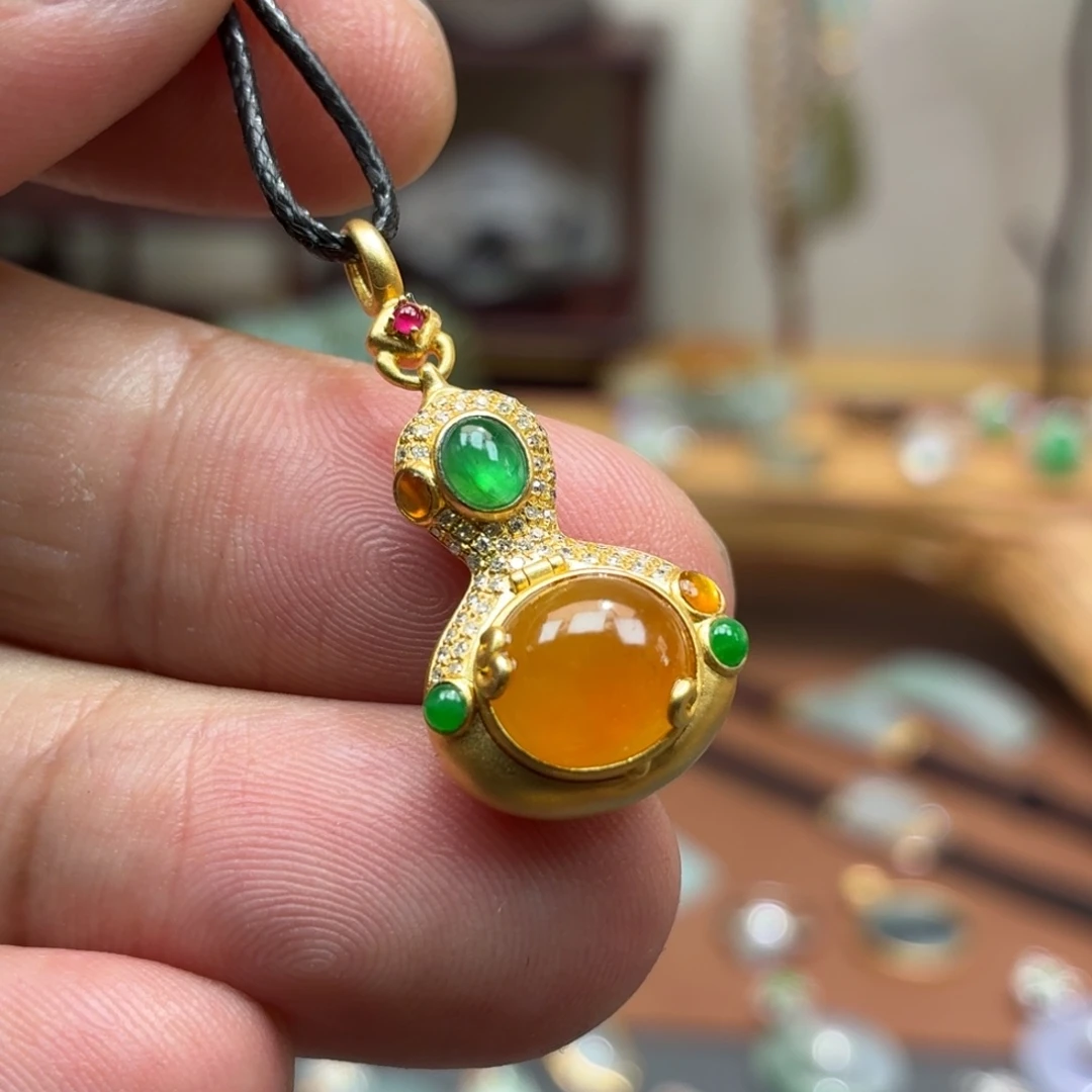 翡翠18K金镶嵌颈饰