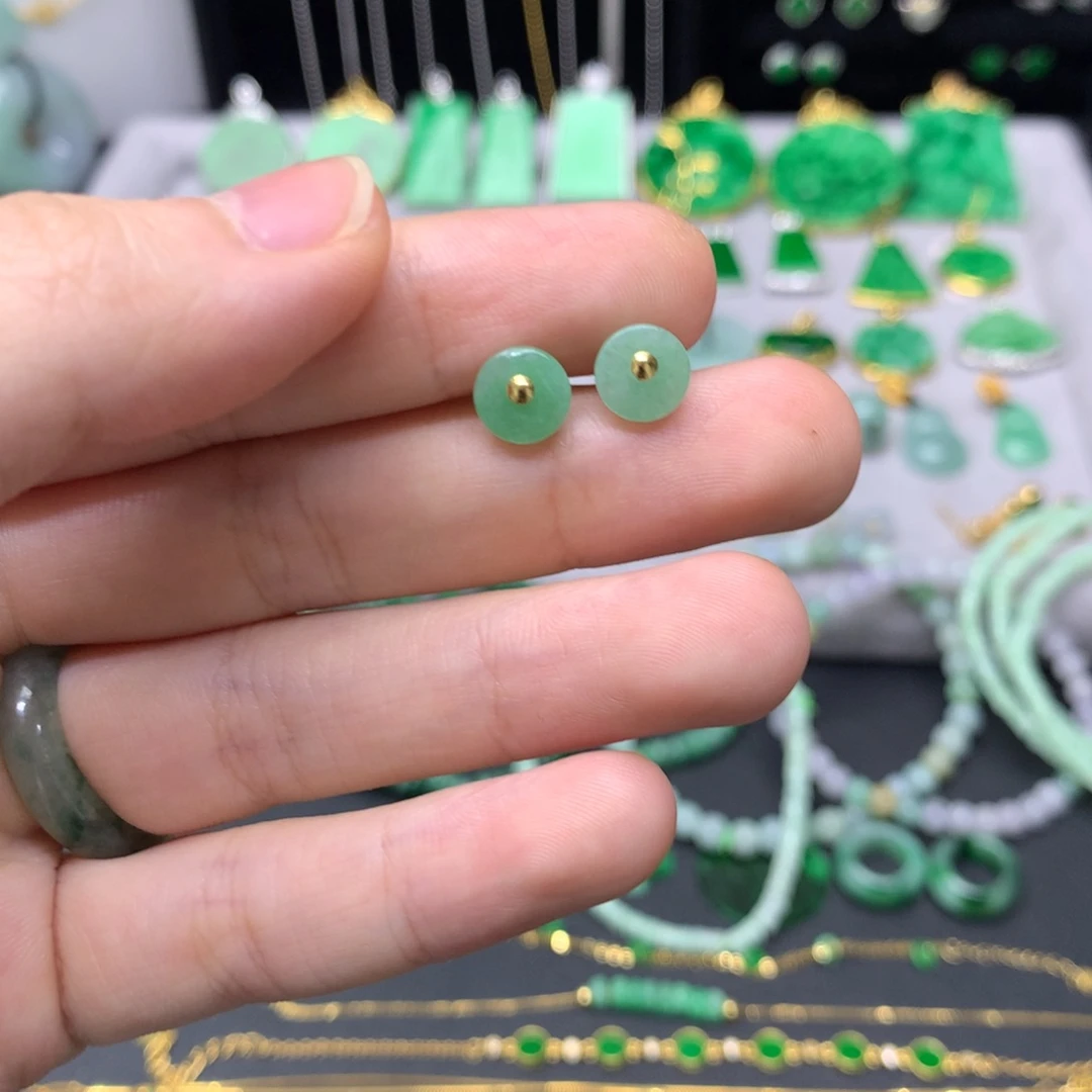 翡翠未镶嵌颈饰有纹裂