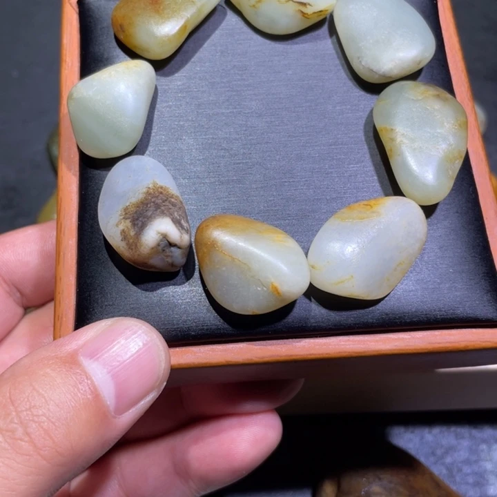 半***。和田玉未镶嵌颈饰