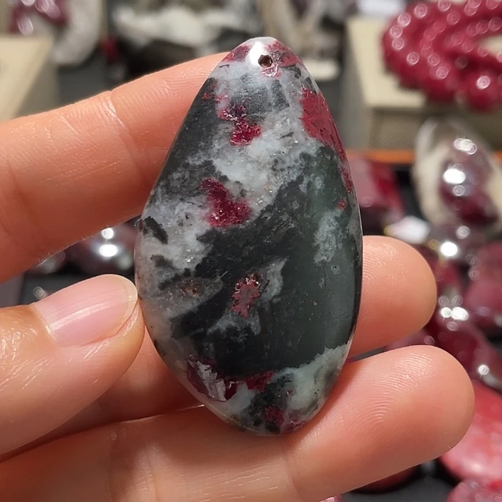 天然辰砂原石吊坠