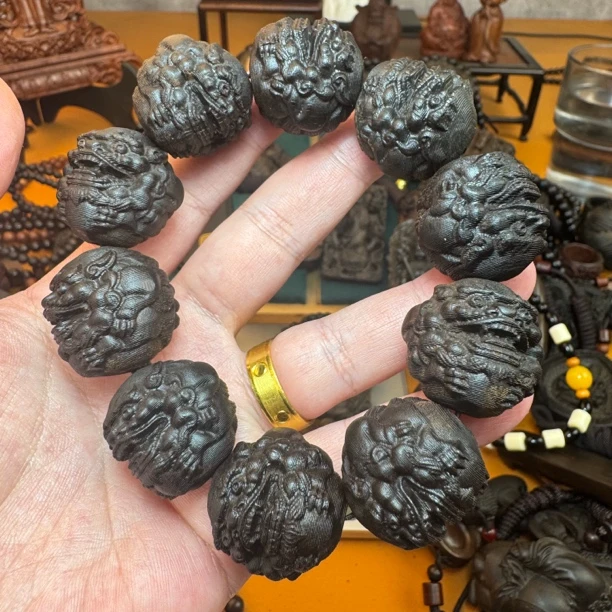 沉香木雕2.5貔貅手串-越南沉香木雕满工雕刻手串