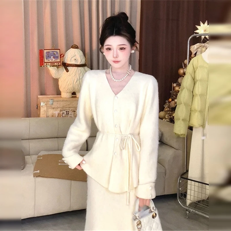 小香温柔风白色针织毛衣连衣裙子女秋2025新款高级感套装长裙9141