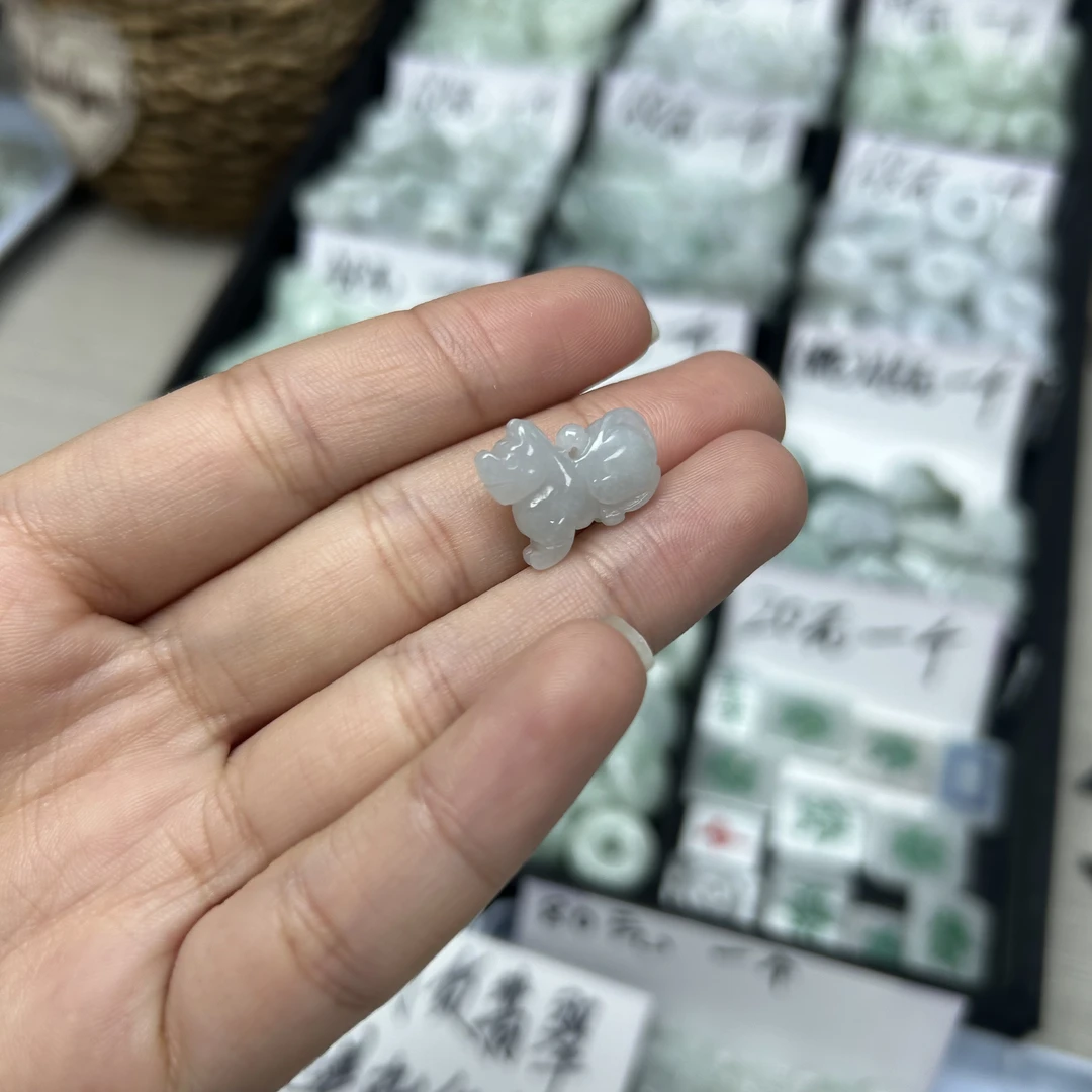 天然翡翠立体生肖狗吊坠