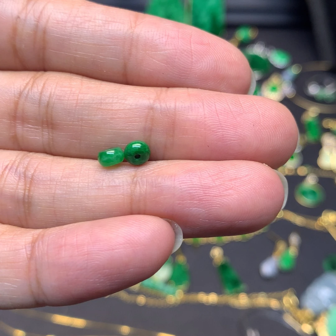 玉***玉翡翠未镶嵌颈饰有纹