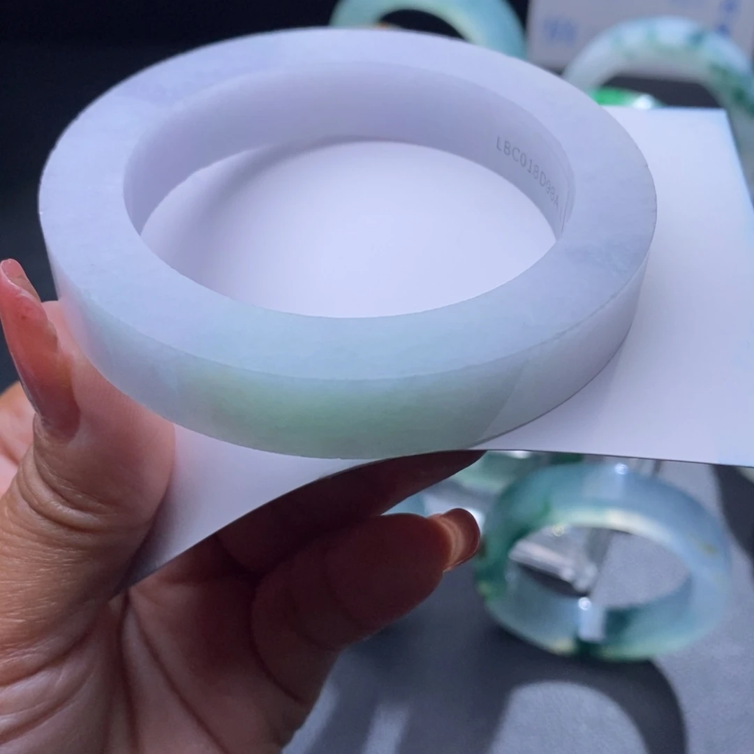 定制翡翠未镶嵌翡翠手镯