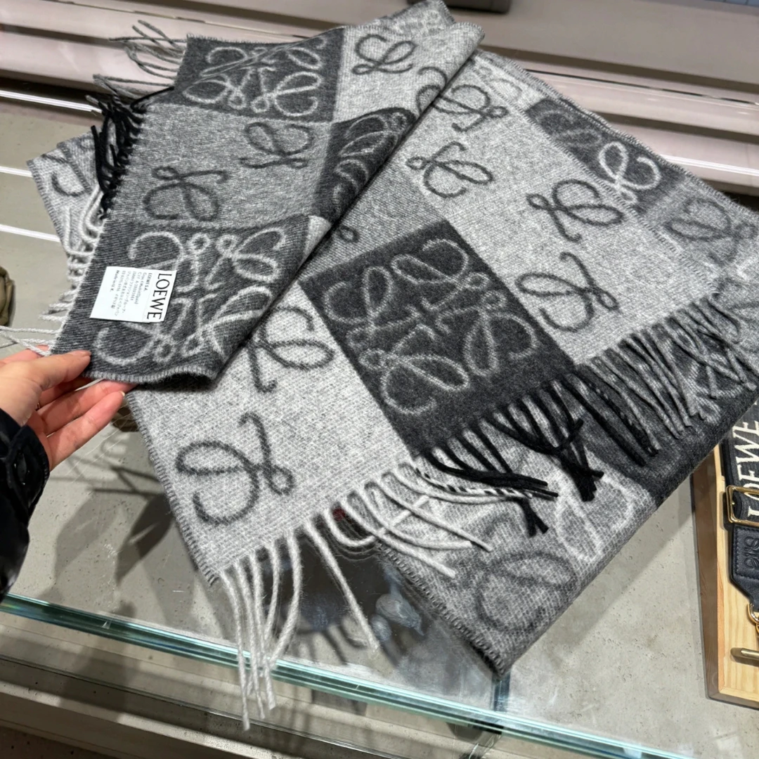 99新 LOEWE/罗意威 99新拼色羊绒围巾73686