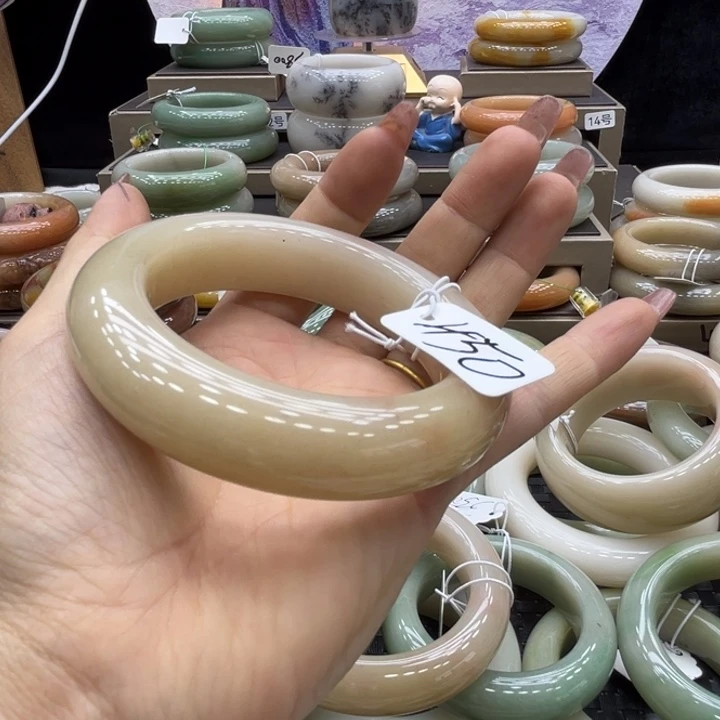 呐***m未镶嵌手镯石英质玉