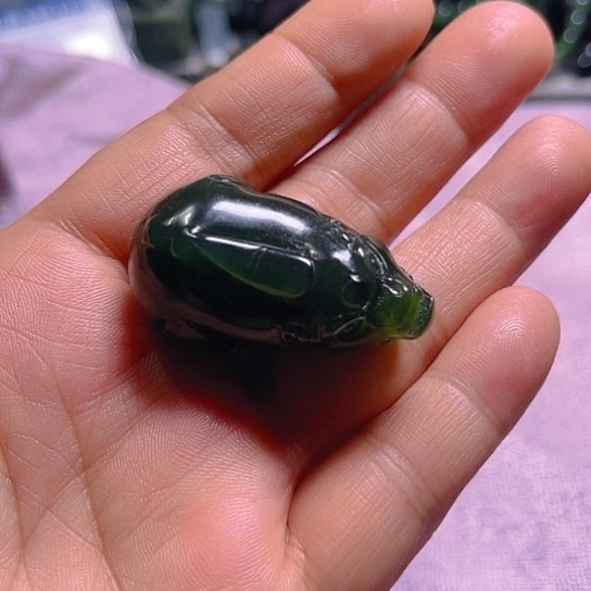 蛇纹石玉未镶嵌颈饰豹