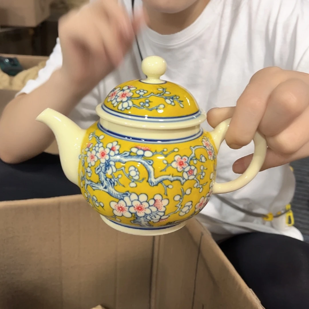 摆件景德镇瓷器研究。黄。