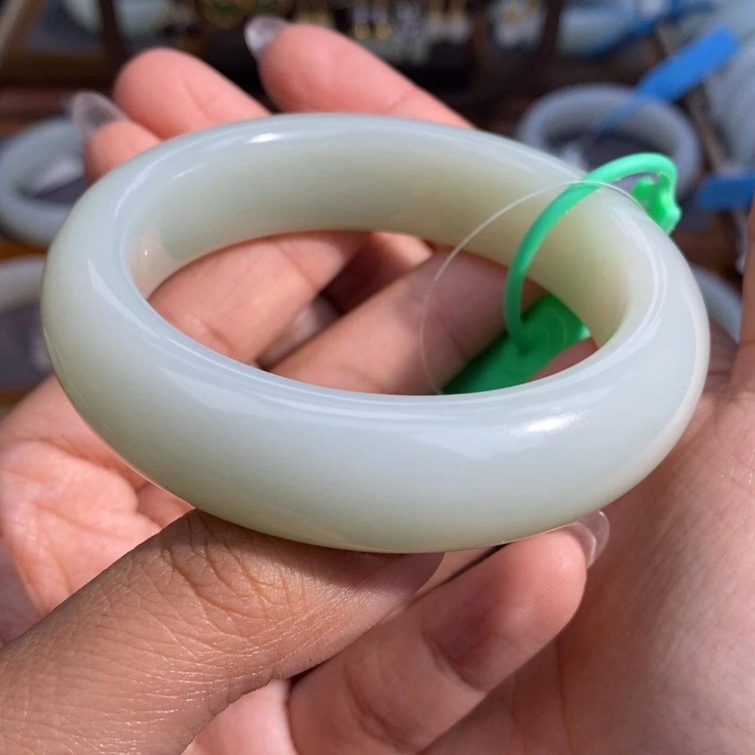 和田玉未镶嵌手镯