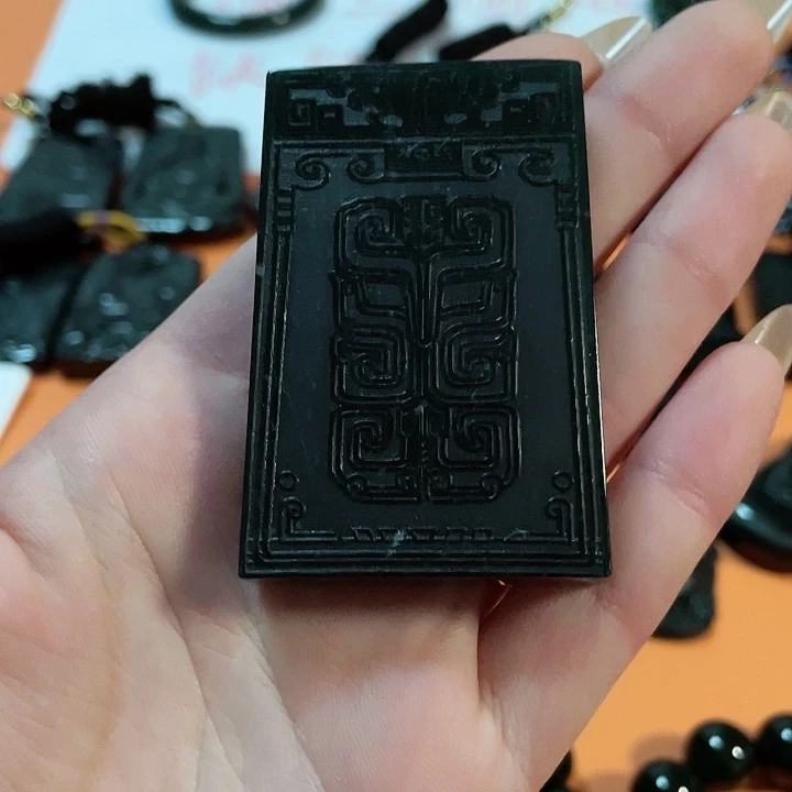 翡翠颈饰未镶嵌肖***学