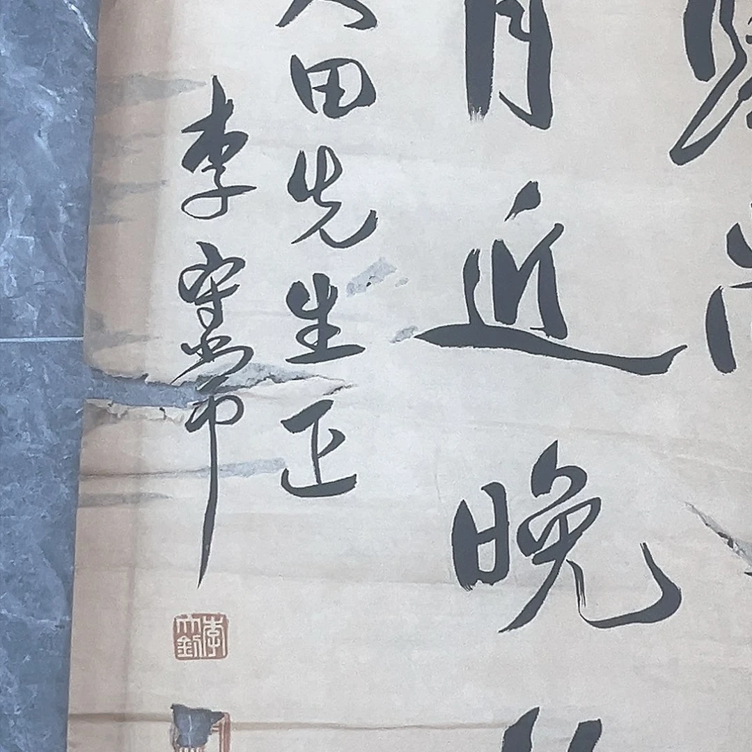 余****己隔空玻璃隔窗相望时还可听到窗外