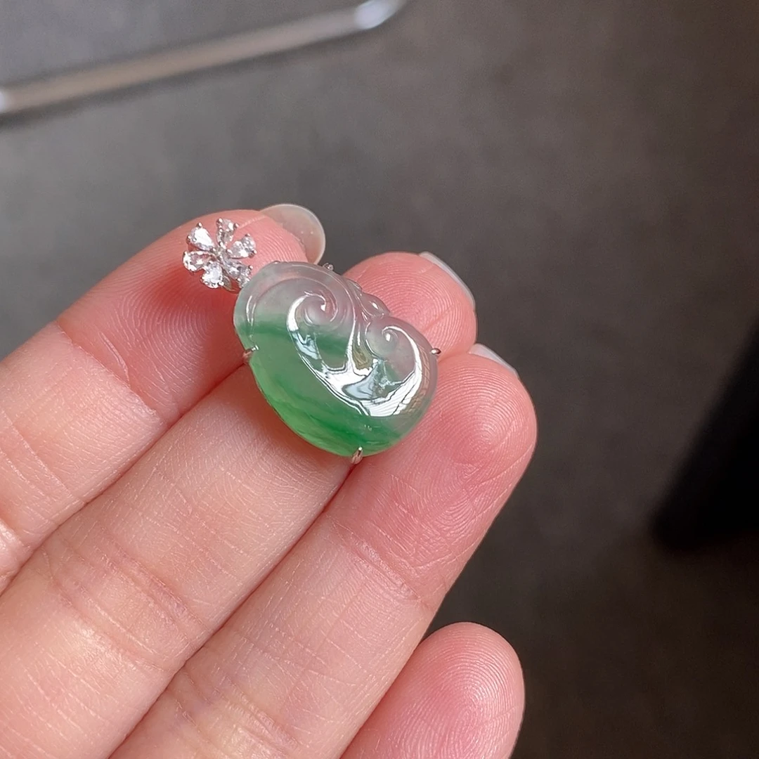 翡翠颈饰18K金镶嵌绿花如意