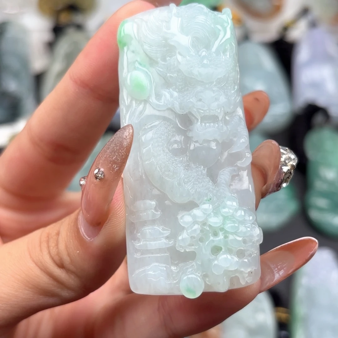 翡翠未镶嵌颈饰龙牌