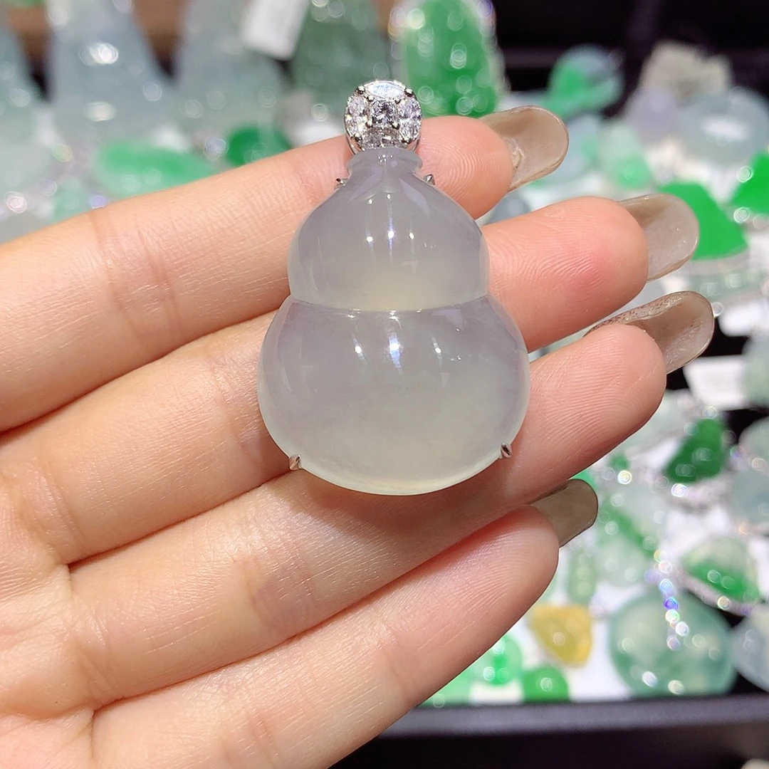 翡翠18K金镶嵌颈饰葫芦