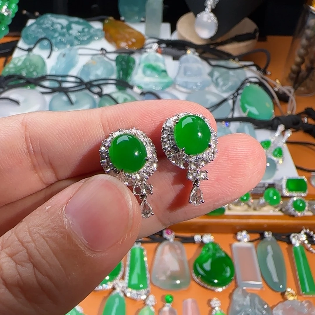 翡翠18K金镶嵌耳饰浓阳绿蛋面耳钉