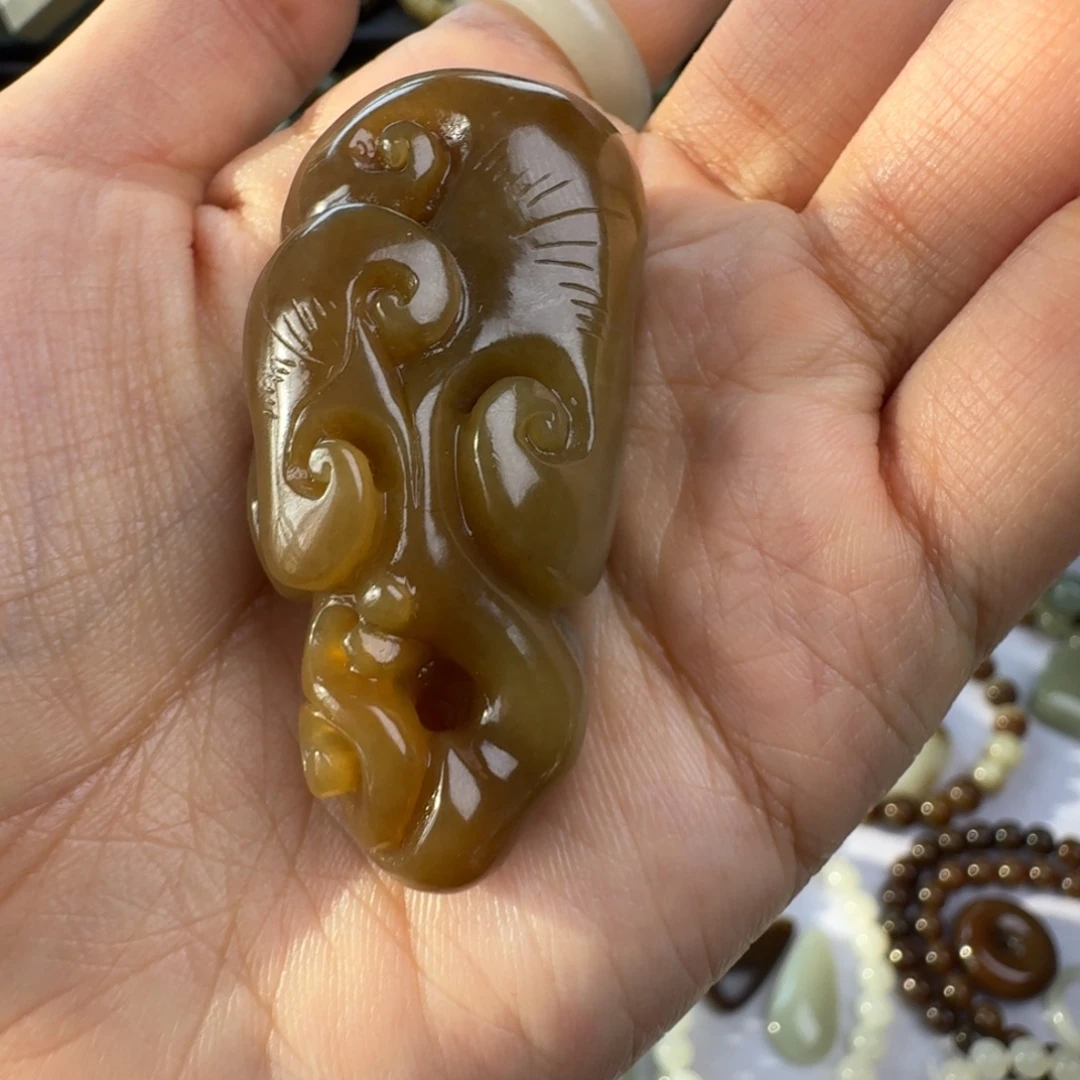 如***天和田玉（糖玉）未镶嵌颈饰