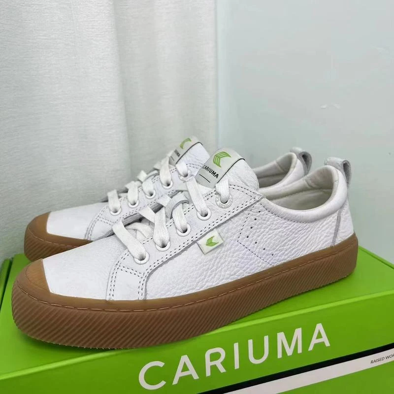 cariuma白色皮面棕色底休闲板鞋