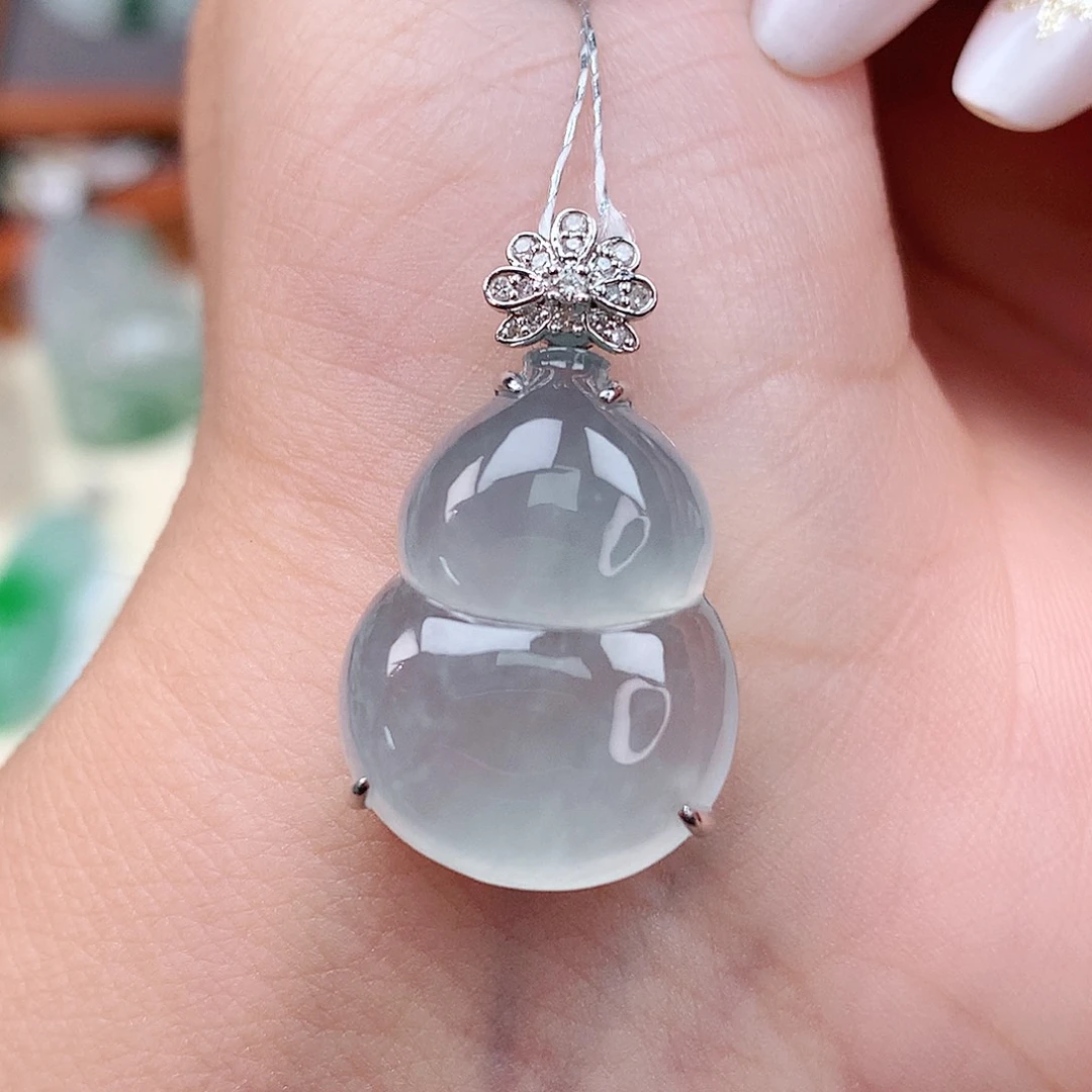 颈饰18K金镶嵌翡翠葫芦