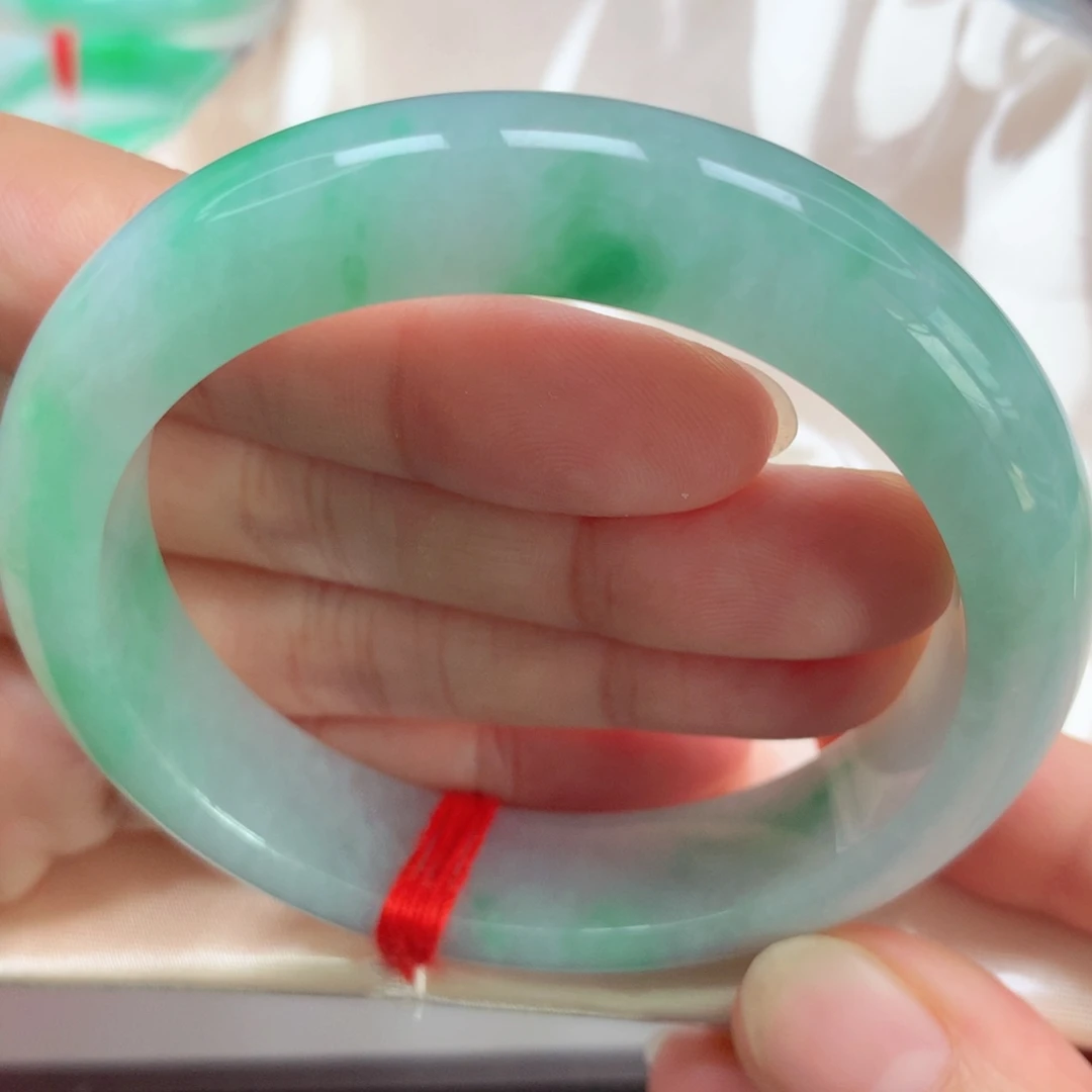 翡翠未镶嵌手镯冰胶绿飘花