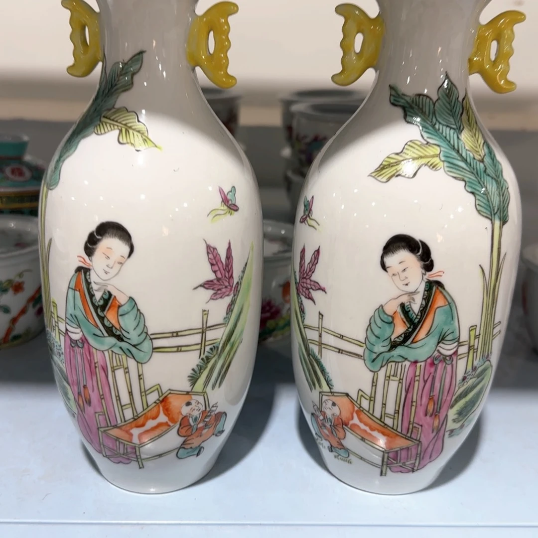 瓷片瓷器上用白泥雕刻出各种