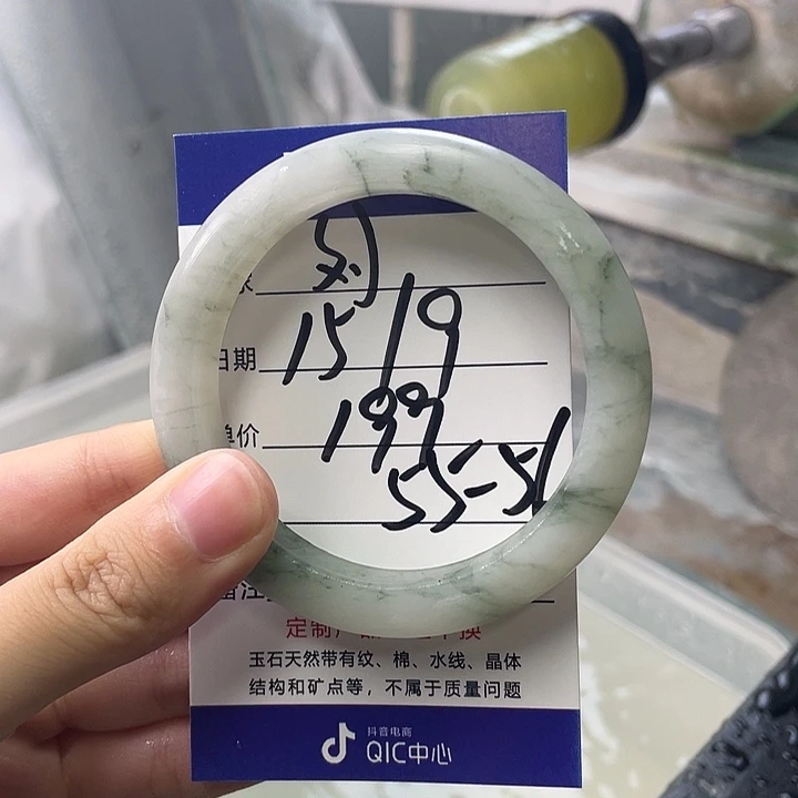 刘***宝未镶嵌手镯石英质玉定制