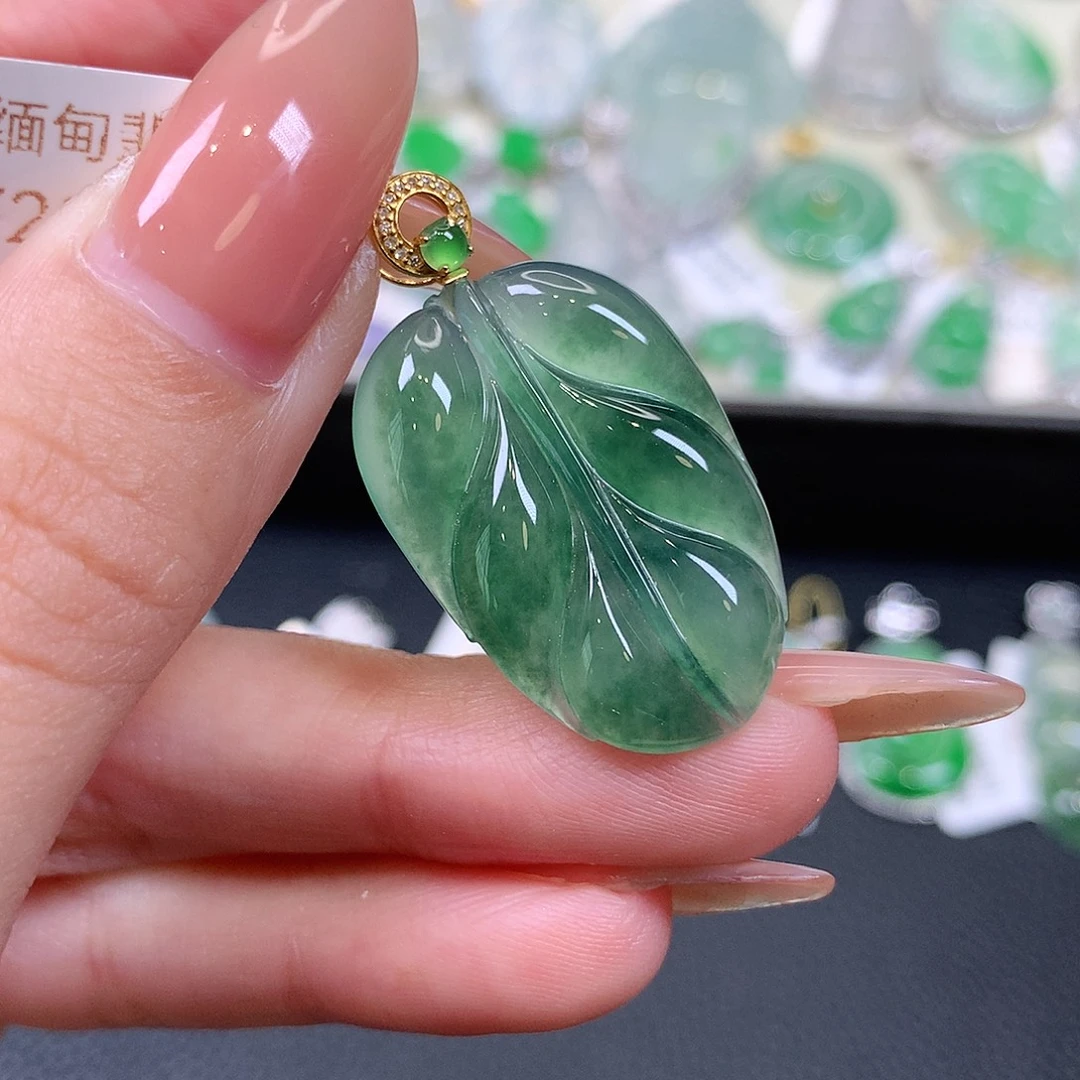 翡翠18K金镶嵌颈饰