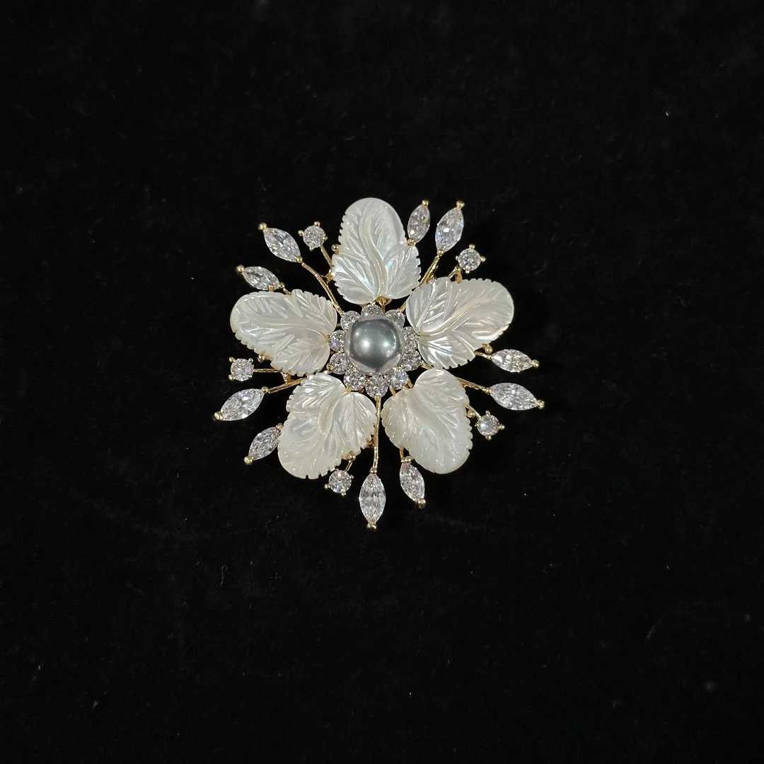 铜合金仿珍珠胸针 1787 白色五瓣花胸针