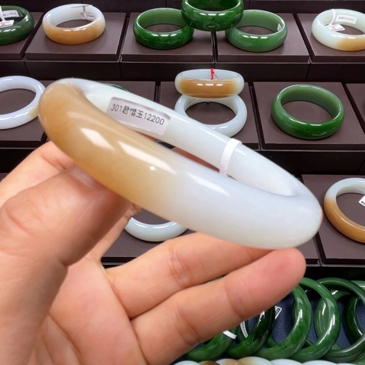 和田玉未镶嵌手镯