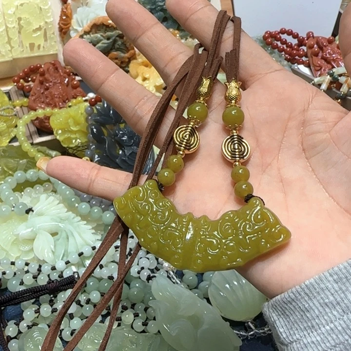 未镶嵌蛇纹石玉吊坠
