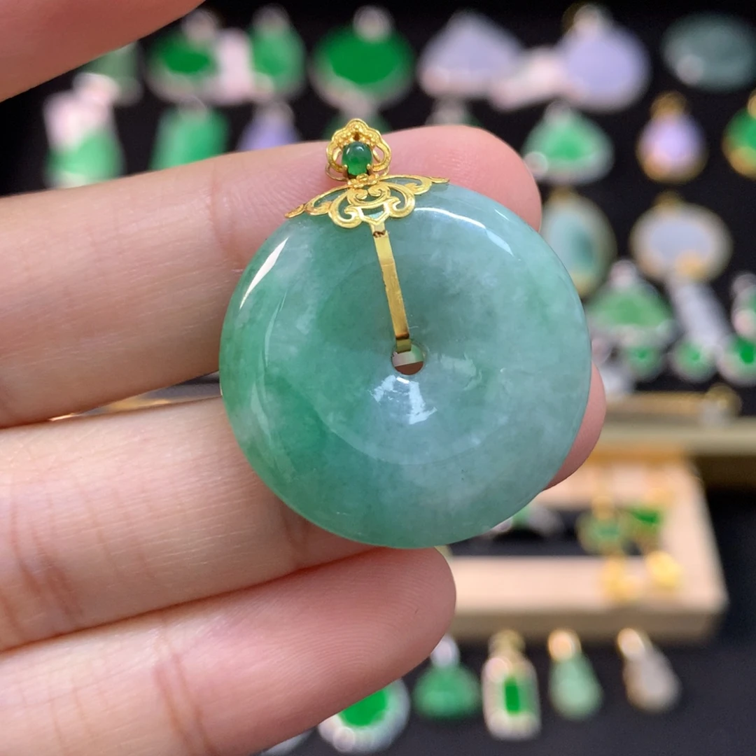 翡翠18K金镶嵌颈饰平安扣