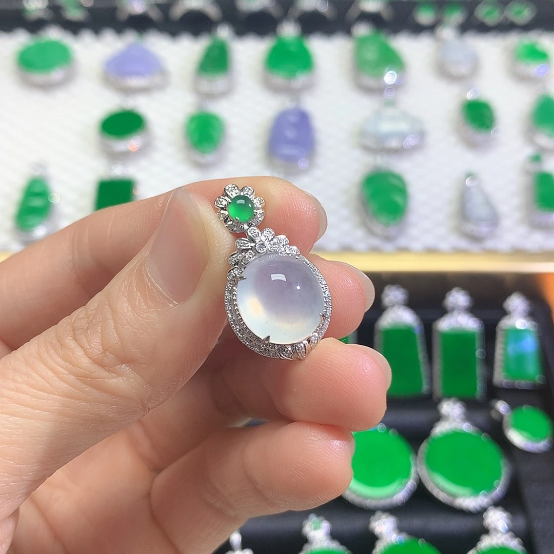 颈饰18K金镶嵌翡翠吊坠