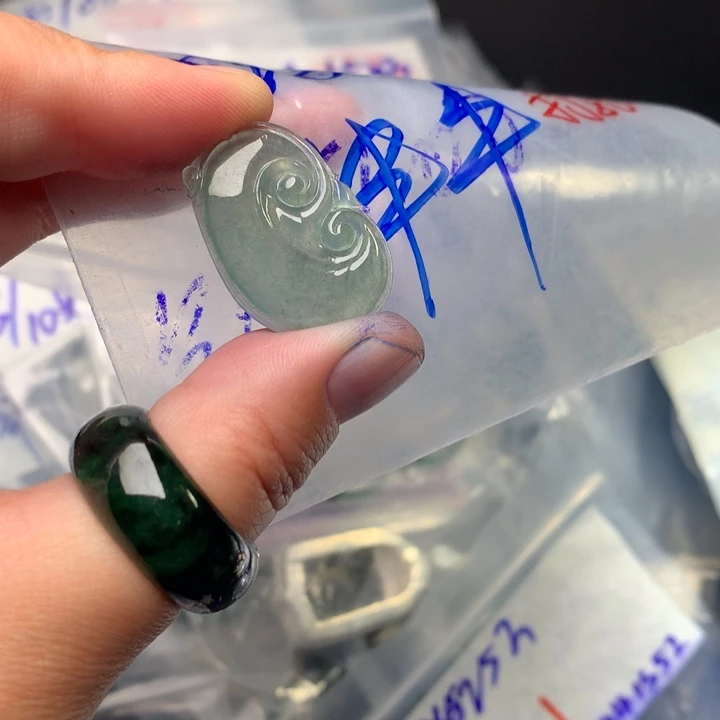 定制翡翠未镶嵌牛**?