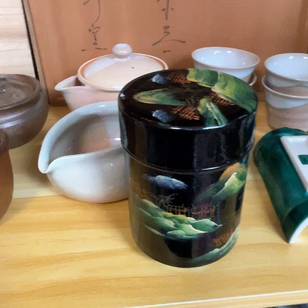 边**子一个茶叶罐子不错