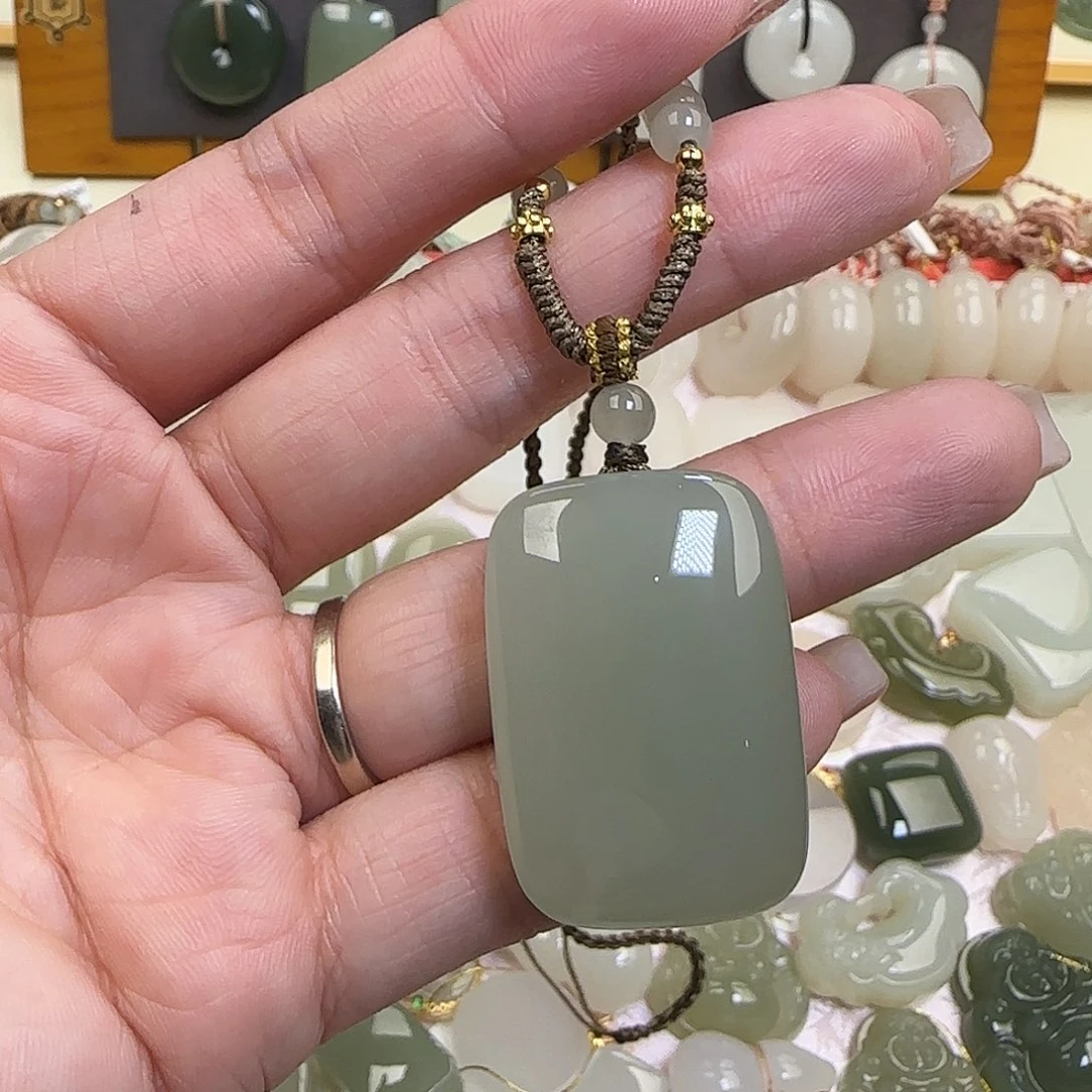 秦***娘和田玉未镶嵌颈饰