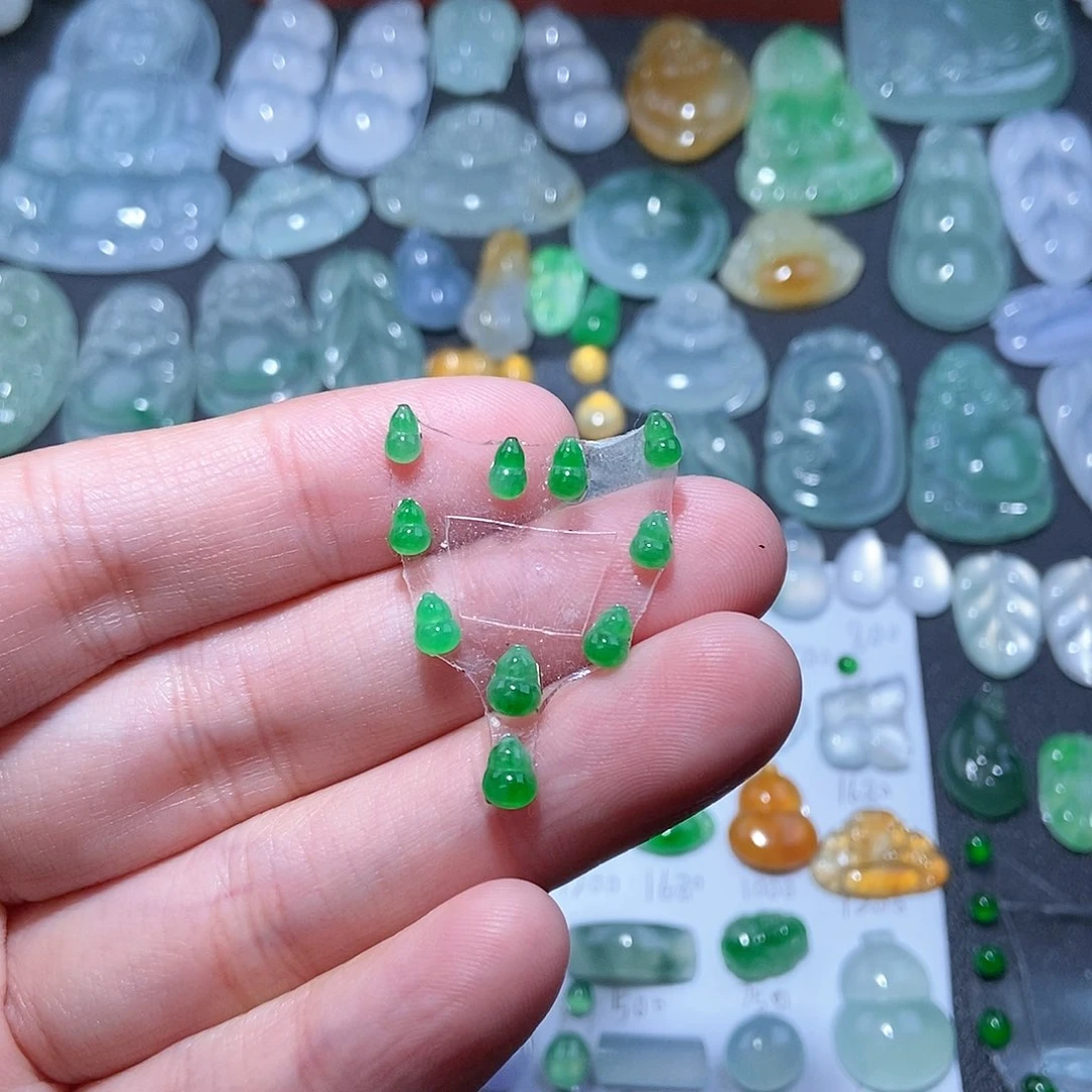 翡翠颈饰未镶嵌绿葫芦