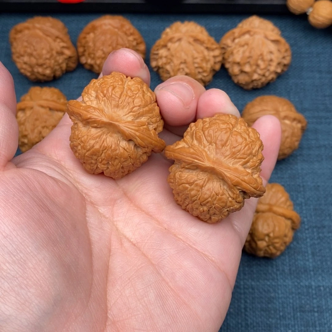 文玩核桃把件全品红皮血麒麟37